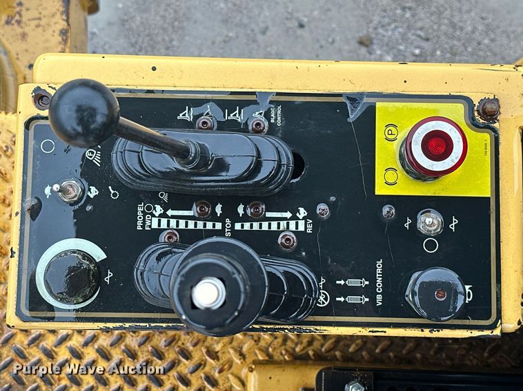 image for item JE9431 1996 Caterpillar CP-433C  single drum vibratory roller