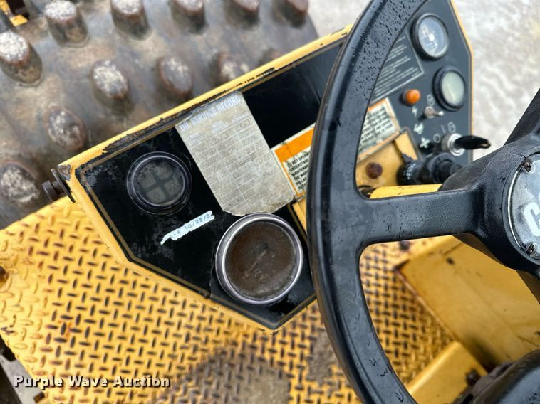 image for item JE9431 1996 Caterpillar CP-433C  single drum vibratory roller