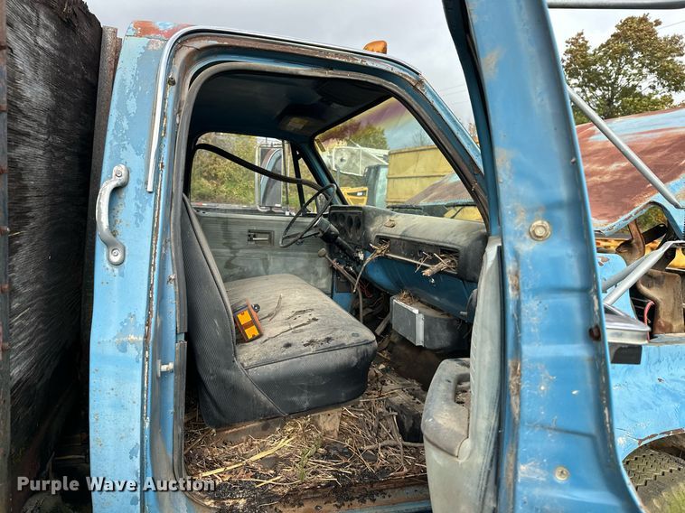 image for item JE9438 1980 Chevrolet C60  flatbed truck