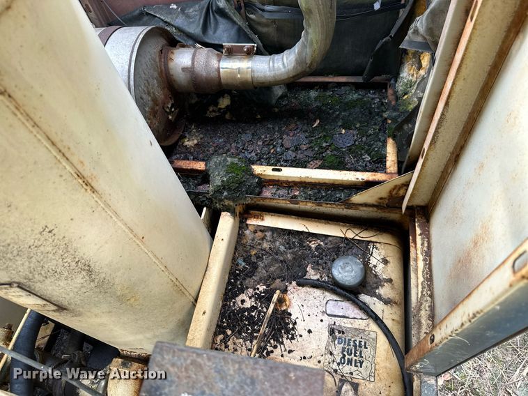 image for item JE9444 Sullair 300Q  air compressor