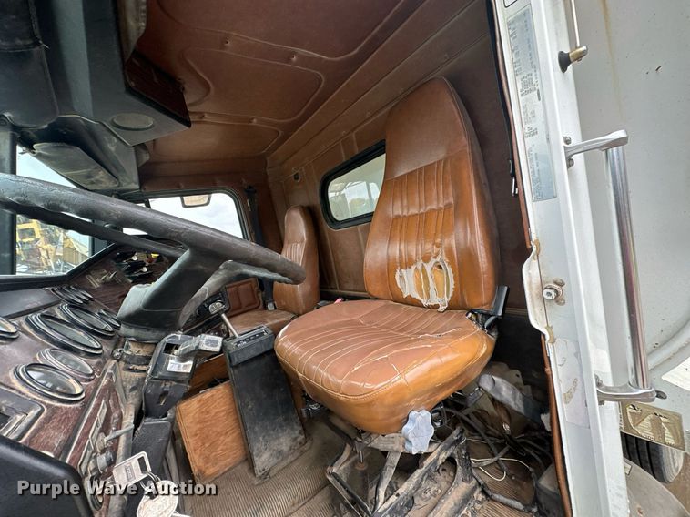 image for item JE9449 1999 Freightliner FLD  dump truck