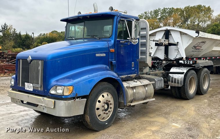 image for item JE9453 1999 International 9200  semi truck