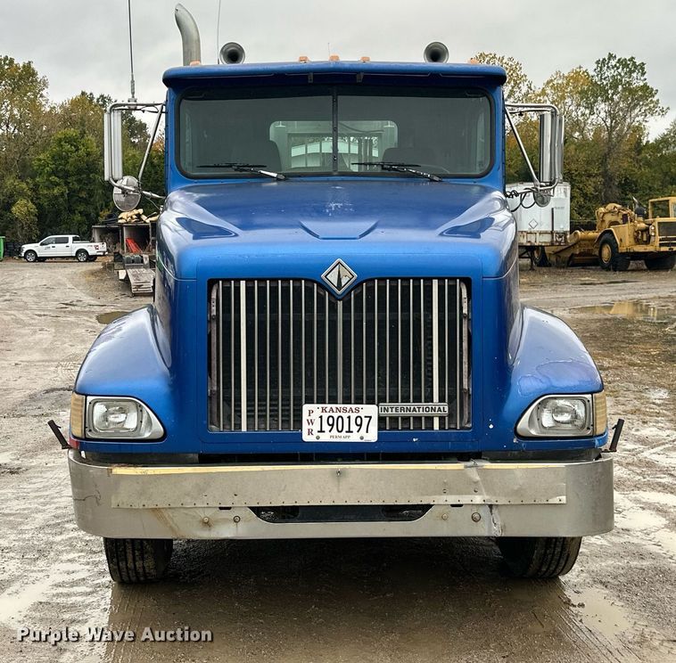 image for item JE9453 1999 International 9200  semi truck