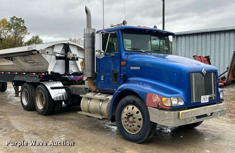 image for item JE9453 1999 International 9200  semi truck