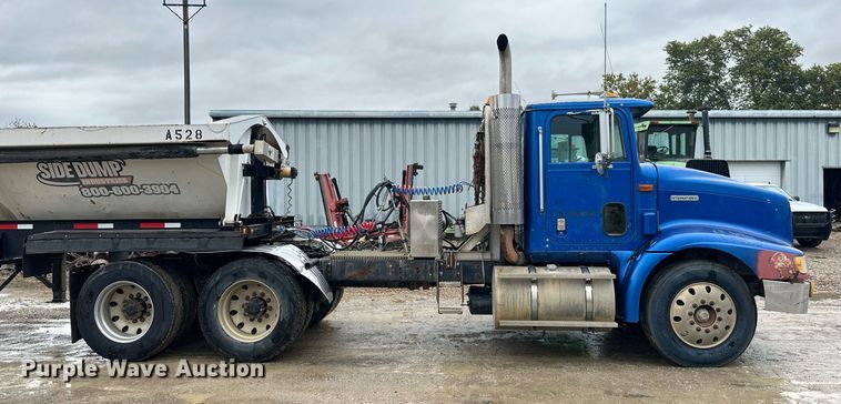 image for item JE9453 1999 International 9200  semi truck