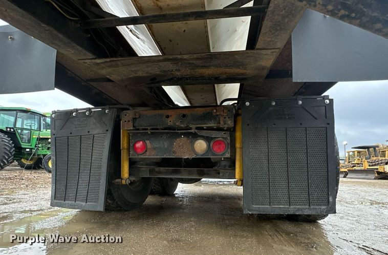 image for item JE9453 1999 International 9200  semi truck