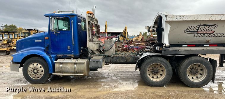 image for item JE9453 1999 International 9200  semi truck