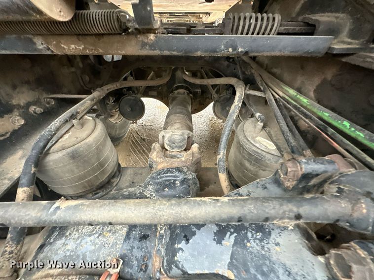 image for item JE9453 1999 International 9200  semi truck