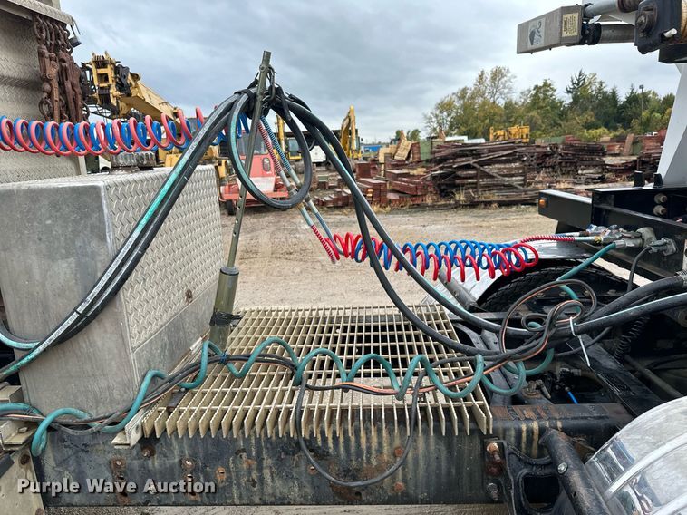 image for item JE9453 1999 International 9200  semi truck