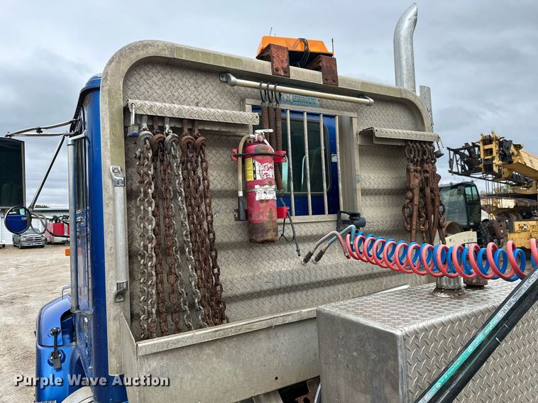 image for item JE9453 1999 International 9200  semi truck