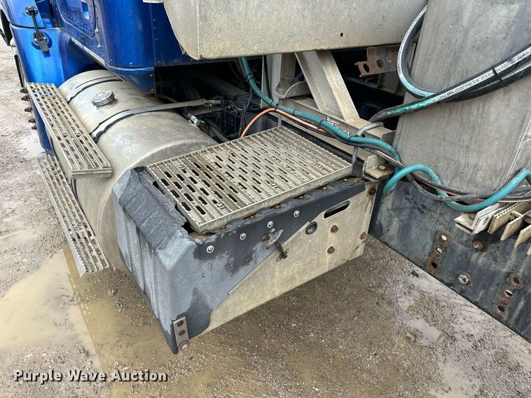 image for item JE9453 1999 International 9200  semi truck