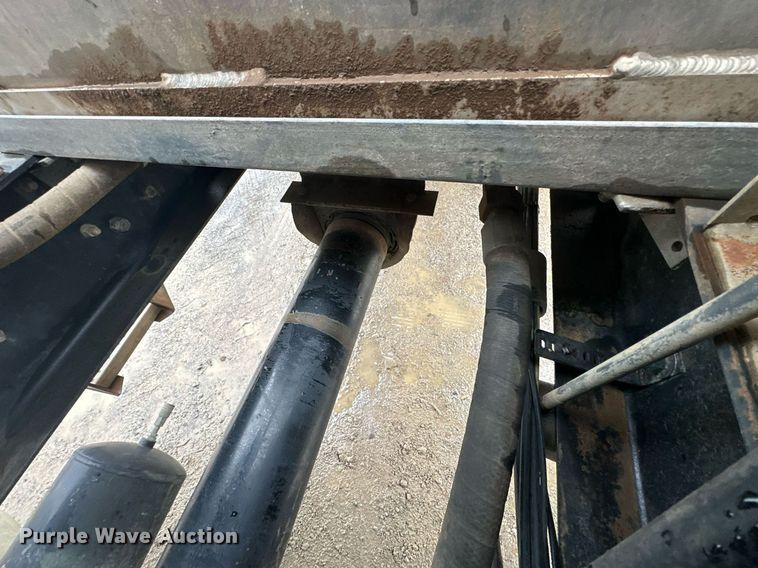 image for item JE9453 1999 International 9200  semi truck