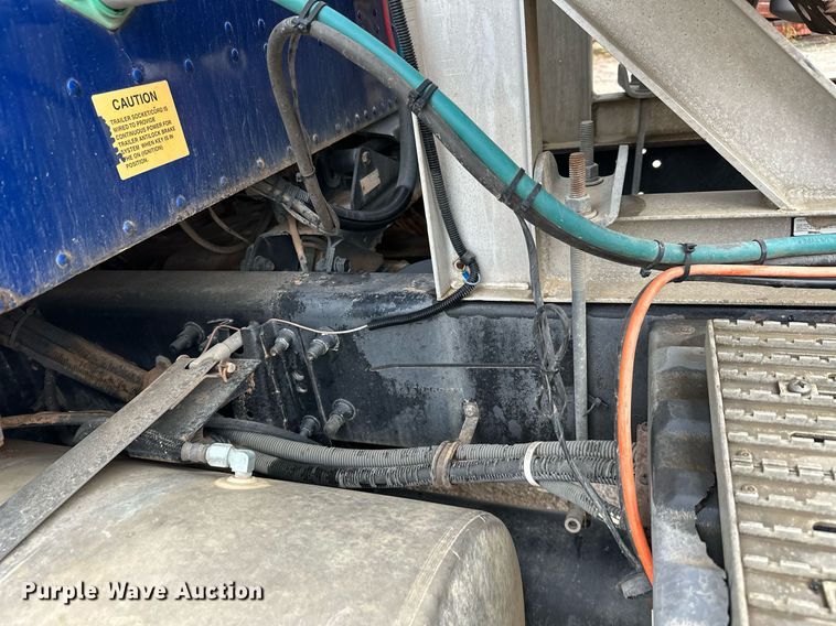 image for item JE9453 1999 International 9200  semi truck