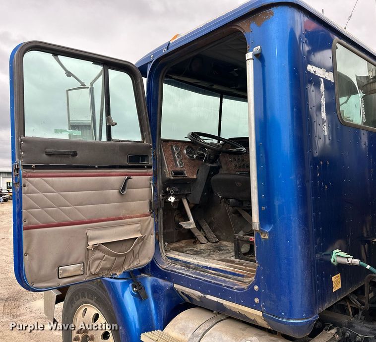 image for item JE9453 1999 International 9200  semi truck