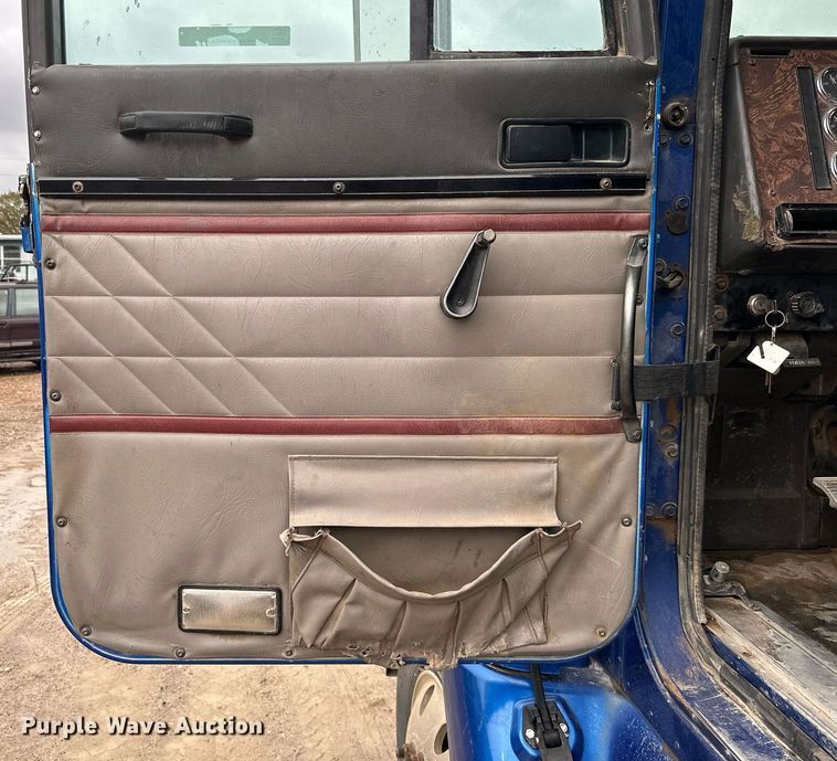 image for item JE9453 1999 International 9200  semi truck