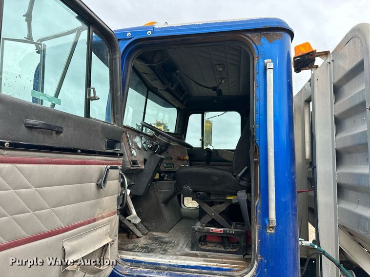 image for item JE9453 1999 International 9200  semi truck