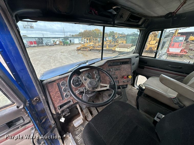 image for item JE9453 1999 International 9200  semi truck