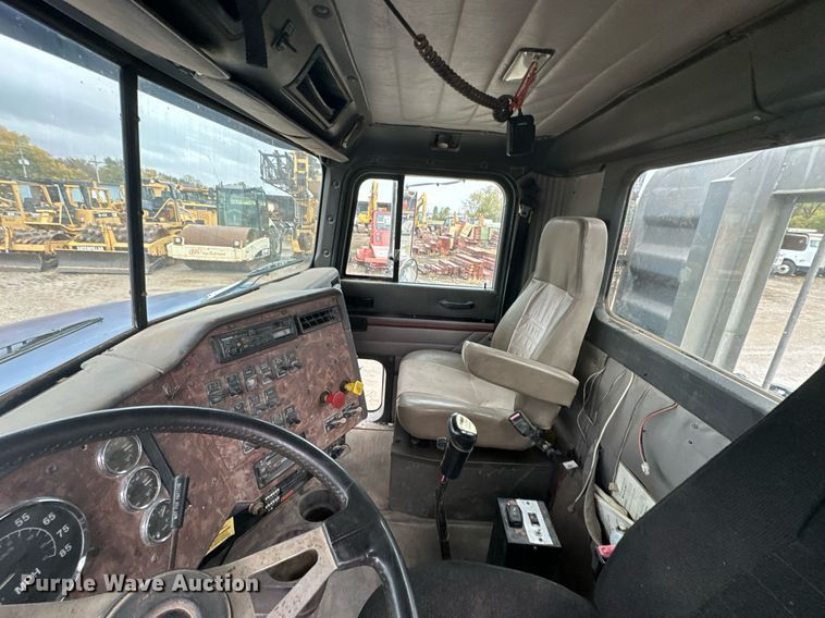 image for item JE9453 1999 International 9200  semi truck