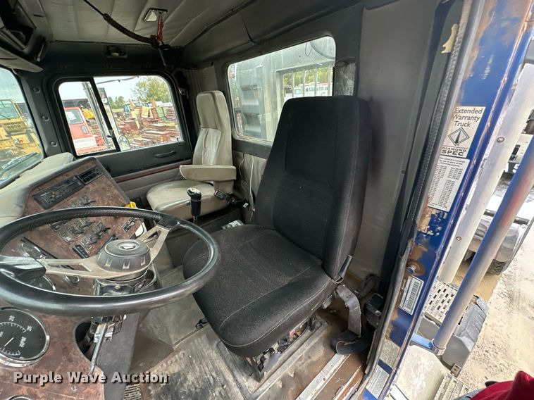 image for item JE9453 1999 International 9200  semi truck