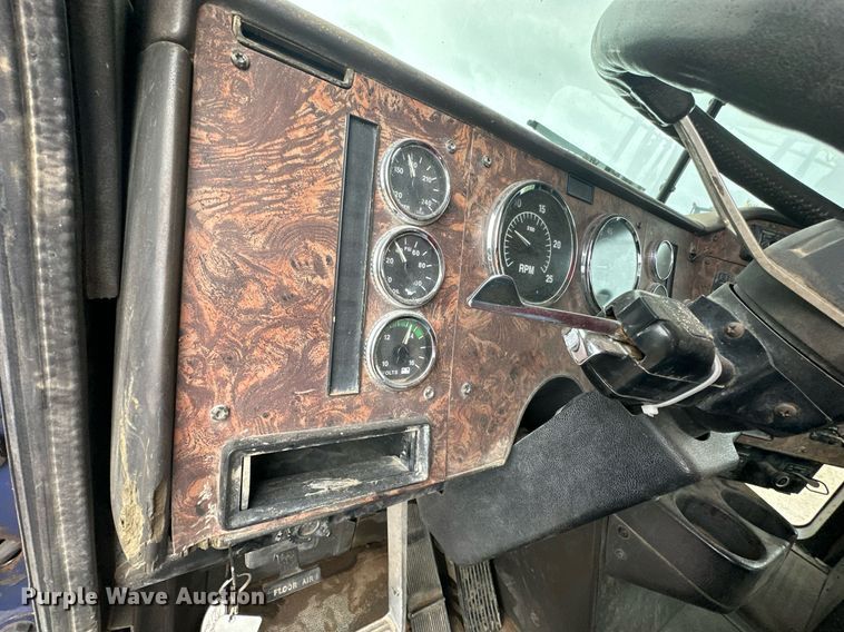 image for item JE9453 1999 International 9200  semi truck