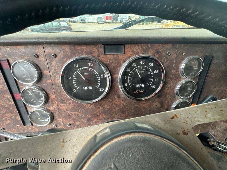 image for item JE9453 1999 International 9200  semi truck