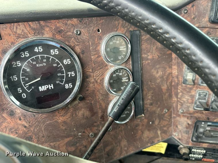 image for item JE9453 1999 International 9200  semi truck