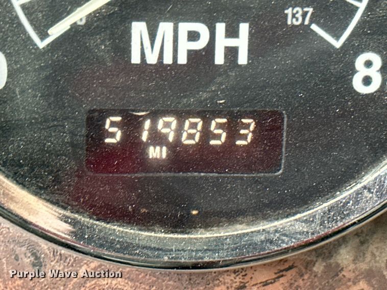 image for item JE9453 1999 International 9200  semi truck