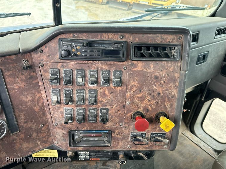 image for item JE9453 1999 International 9200  semi truck