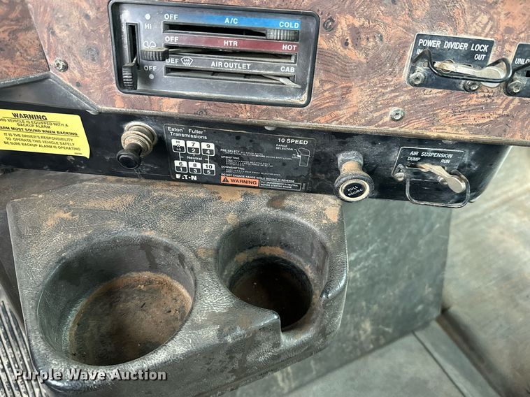 image for item JE9453 1999 International 9200  semi truck