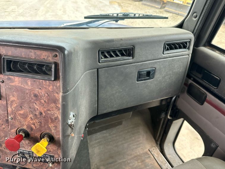 image for item JE9453 1999 International 9200  semi truck