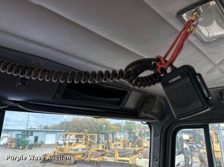 image for item JE9453 1999 International 9200  semi truck