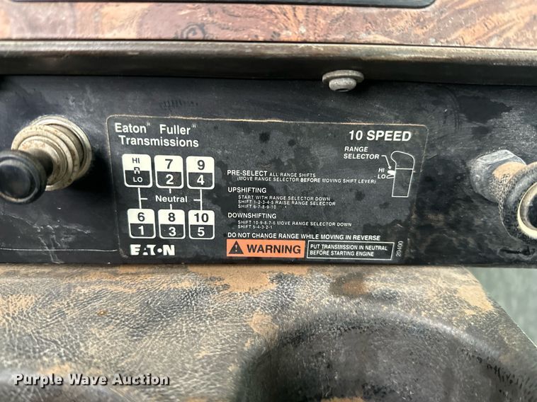 image for item JE9453 1999 International 9200  semi truck