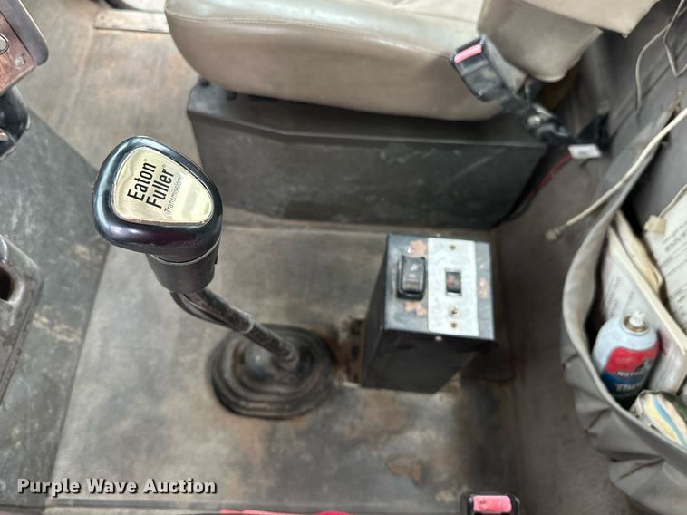 image for item JE9453 1999 International 9200  semi truck