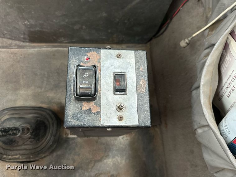 image for item JE9453 1999 International 9200  semi truck