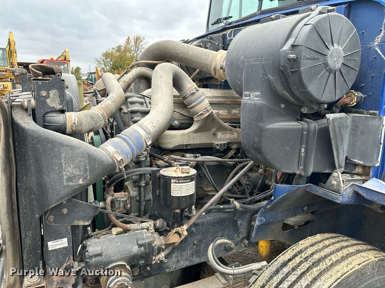 image for item JE9453 1999 International 9200  semi truck