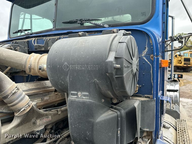 image for item JE9453 1999 International 9200  semi truck