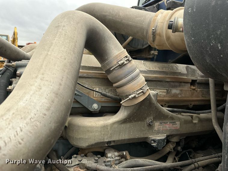 image for item JE9453 1999 International 9200  semi truck