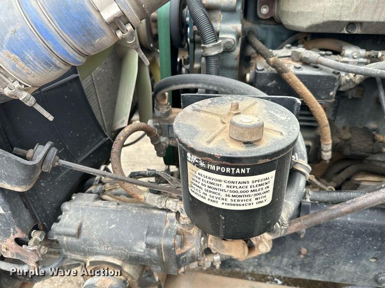 image for item JE9453 1999 International 9200  semi truck