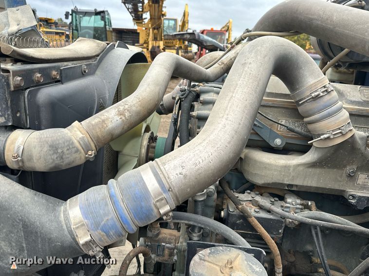 image for item JE9453 1999 International 9200  semi truck