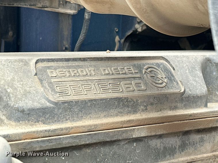 image for item JE9453 1999 International 9200  semi truck