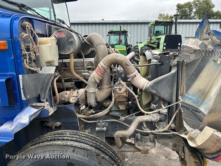 image for item JE9453 1999 International 9200  semi truck