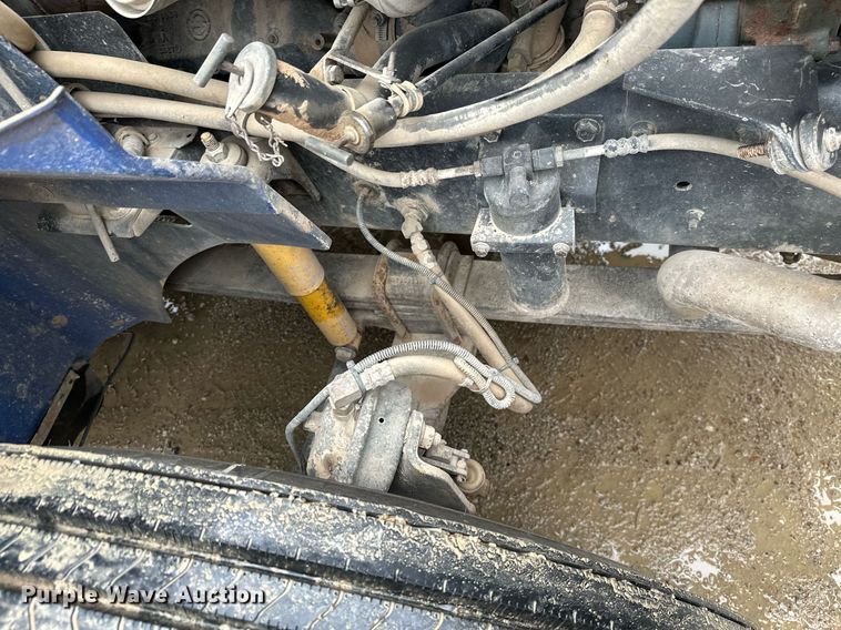 image for item JE9453 1999 International 9200  semi truck