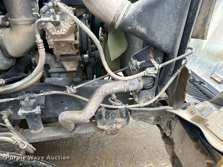 image for item JE9453 1999 International 9200  semi truck