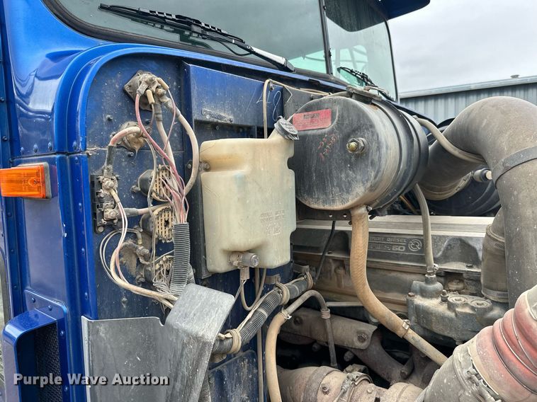 image for item JE9453 1999 International 9200  semi truck