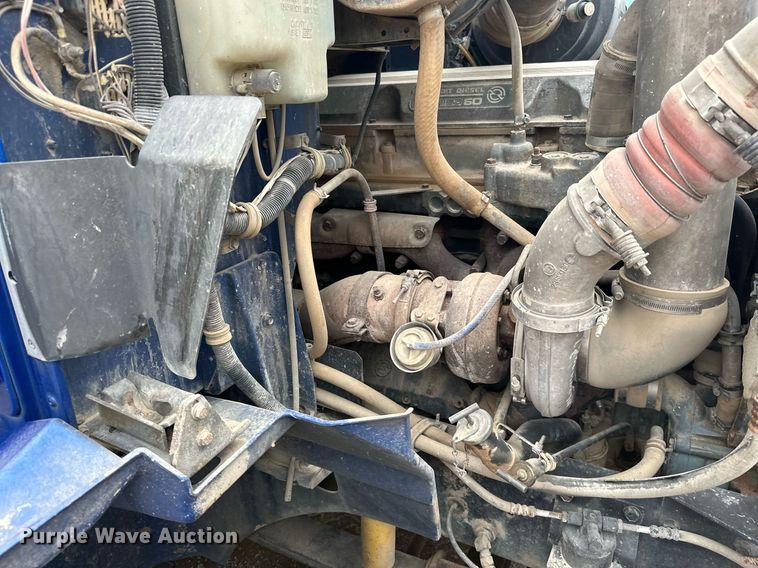 image for item JE9453 1999 International 9200  semi truck