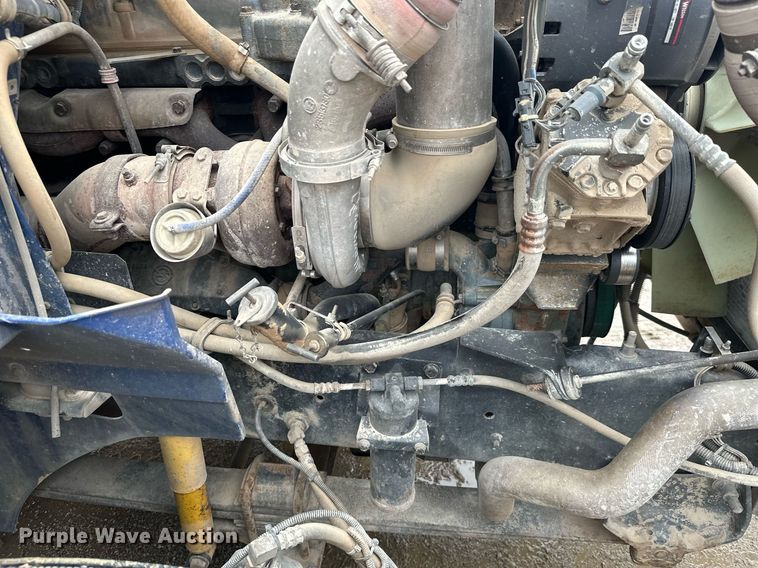 image for item JE9453 1999 International 9200  semi truck