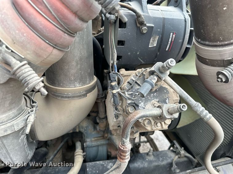 image for item JE9453 1999 International 9200  semi truck