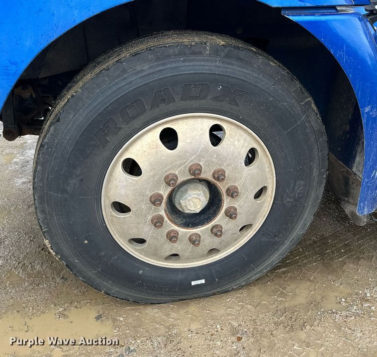 image for item JE9453 1999 International 9200  semi truck