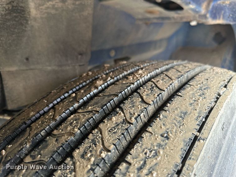 image for item JE9453 1999 International 9200  semi truck