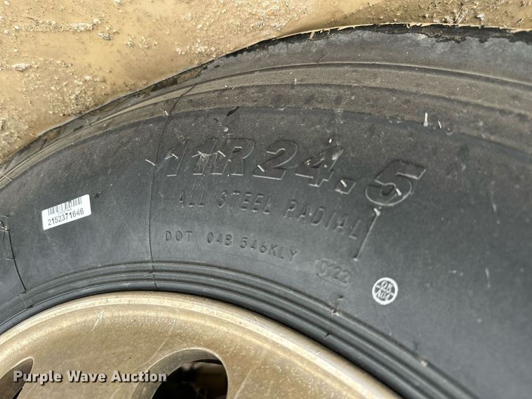 image for item JE9453 1999 International 9200  semi truck